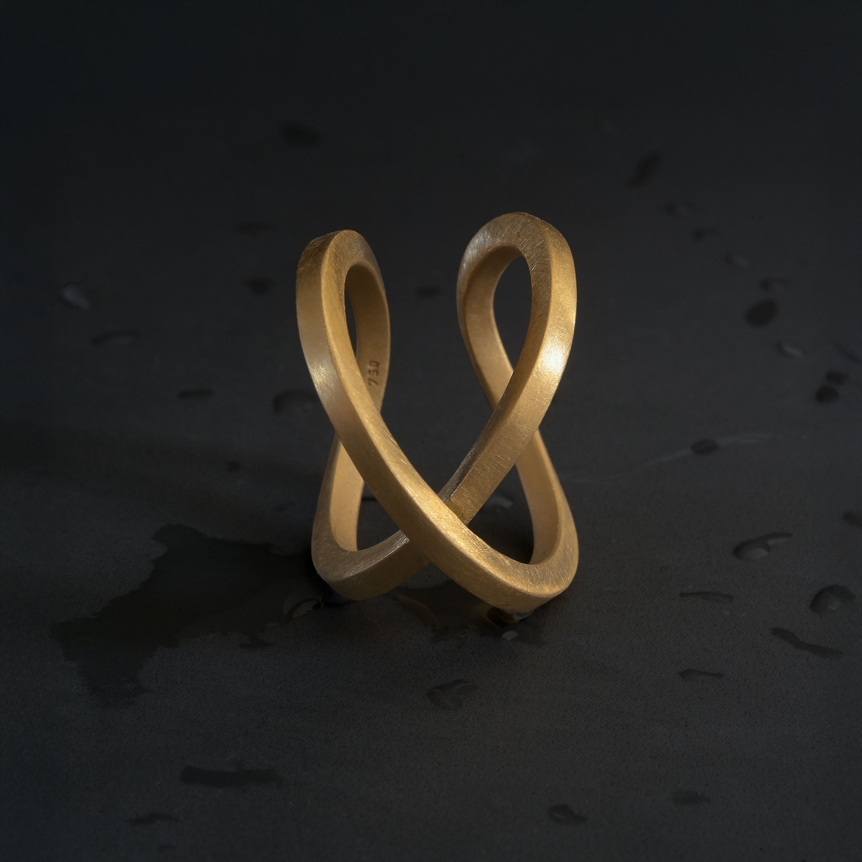 Silberne und goldene Ringe