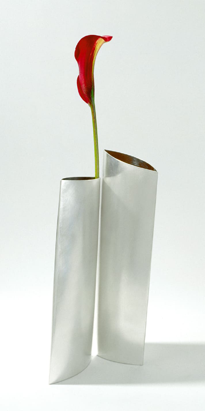 Silberne Vase mit Blume
